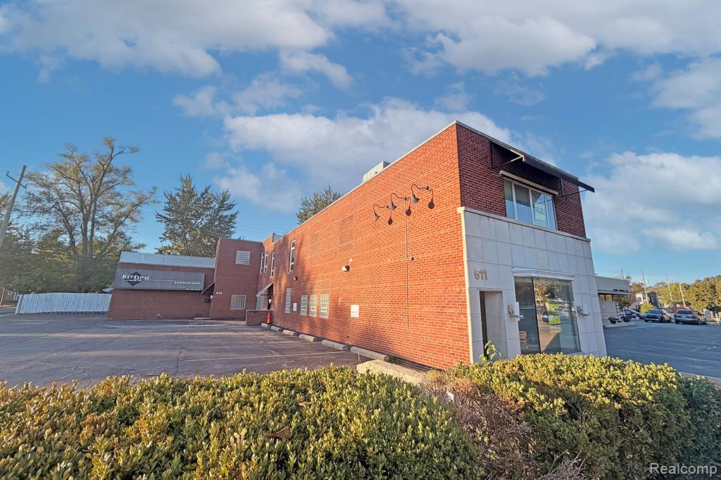 611 W 9 Mile Road — photo