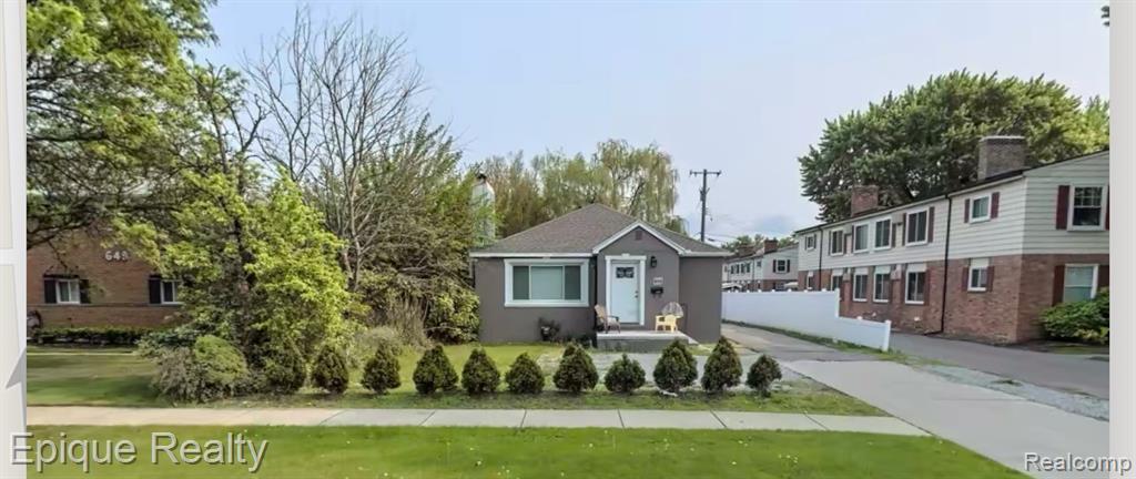 659 W Maple Road — photo