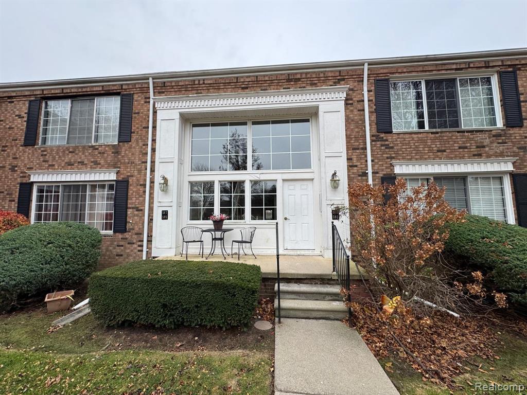 587 E Fox Hills Drive — photo