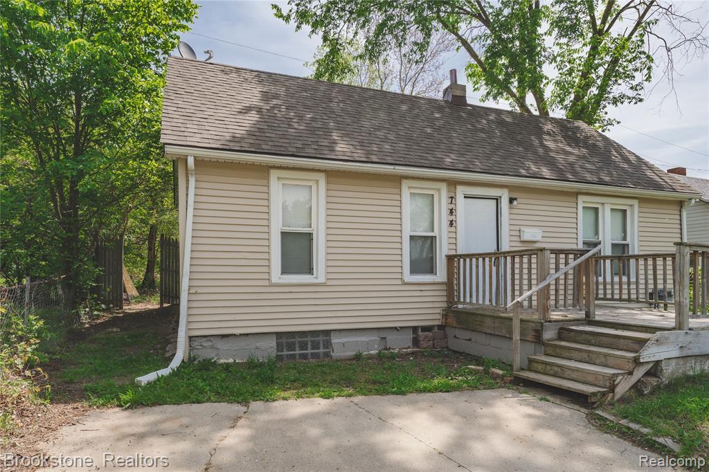 744 Saint Clair Street — photo