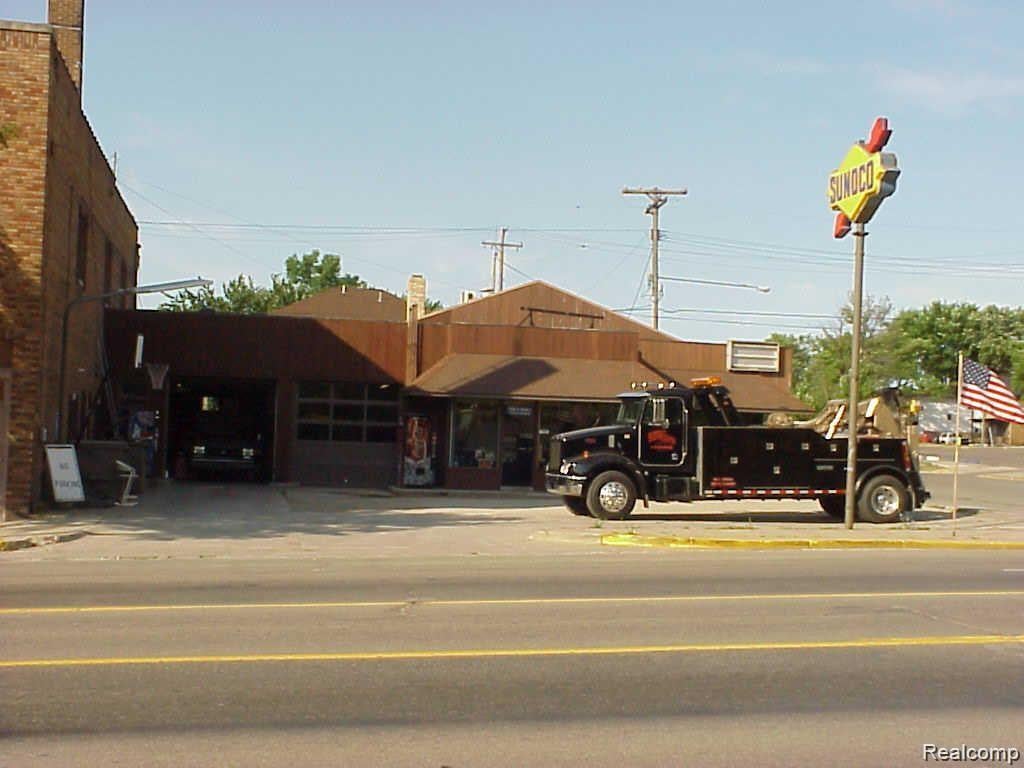 303 E Grand River Road — photo