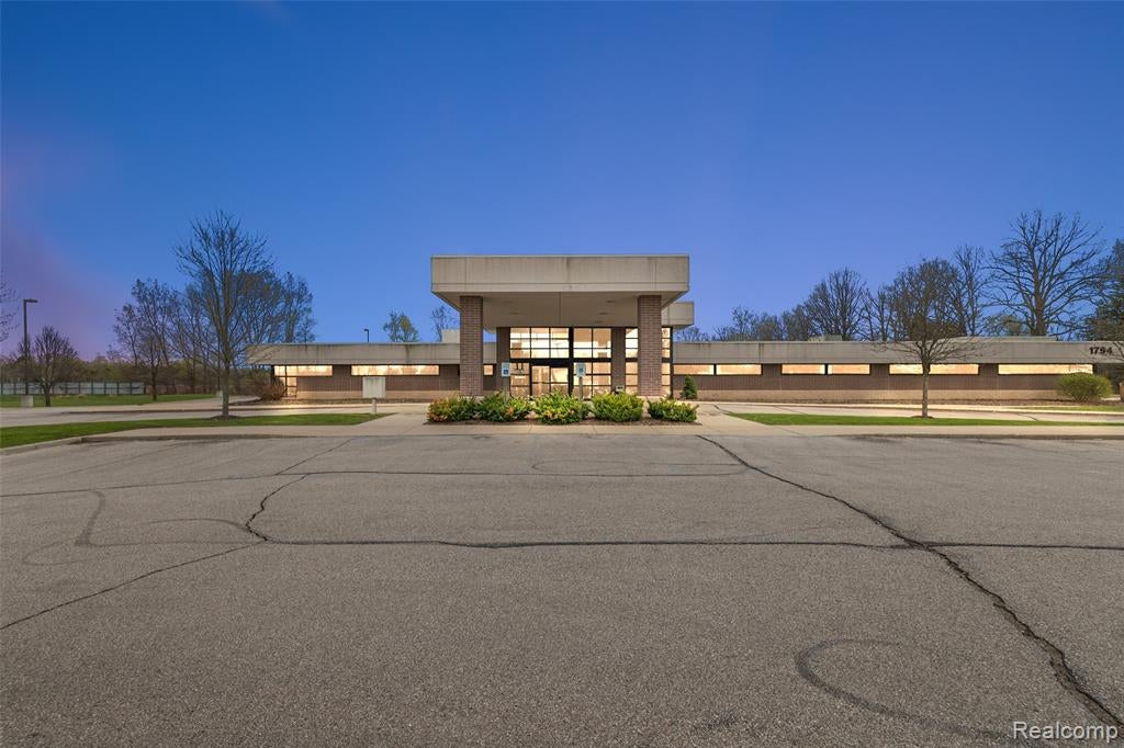 1794 N Lapeer Road — photo