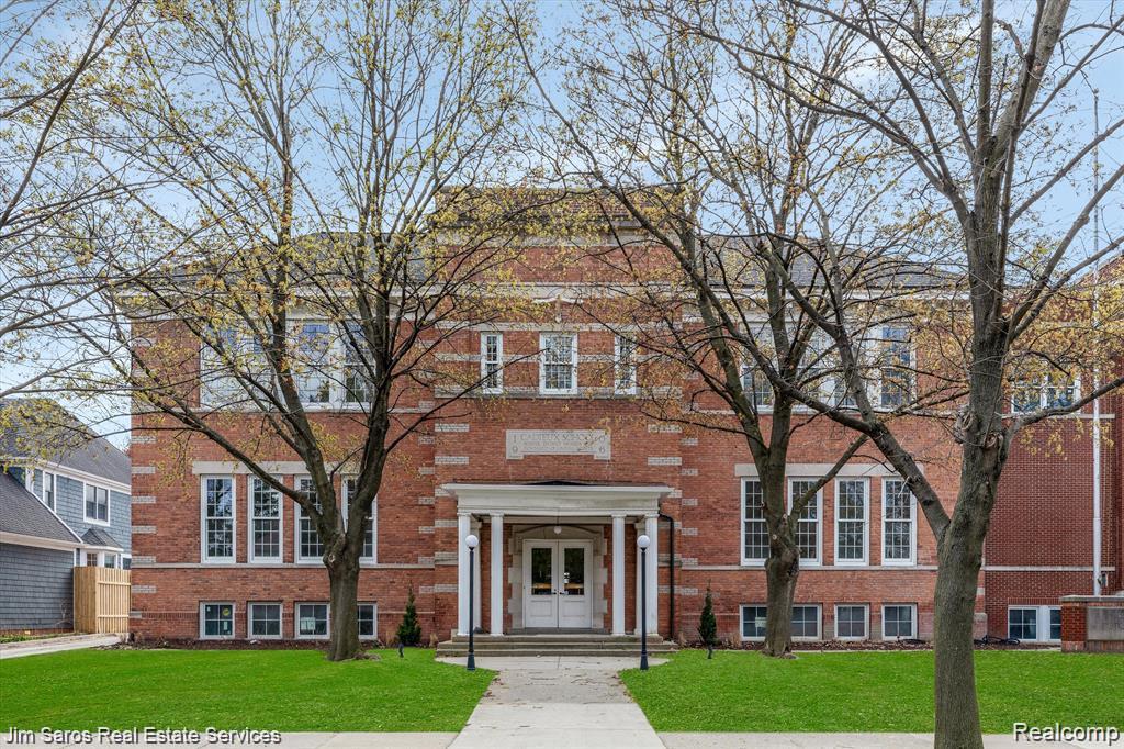 389 Saint Clair Avenue — photo