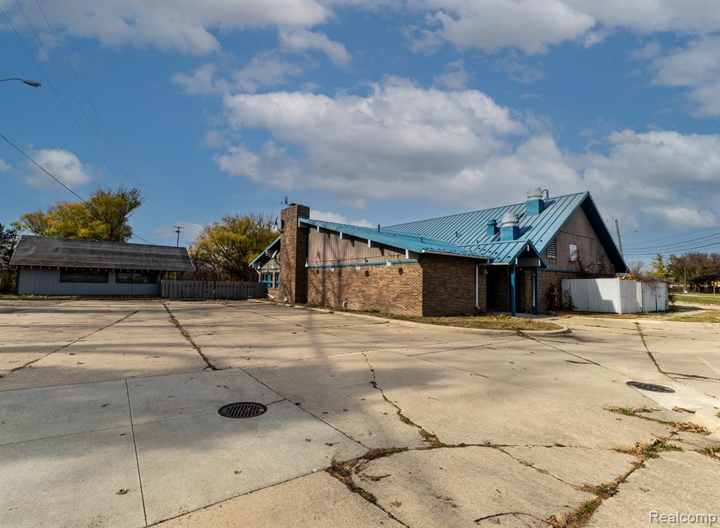 240 N River Road — photo