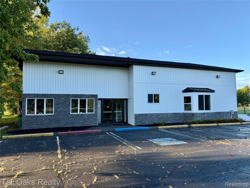 5046 Davison Road — photo