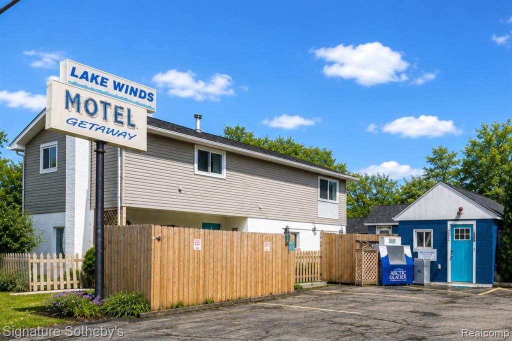 6997 Lakeshore Road — photo