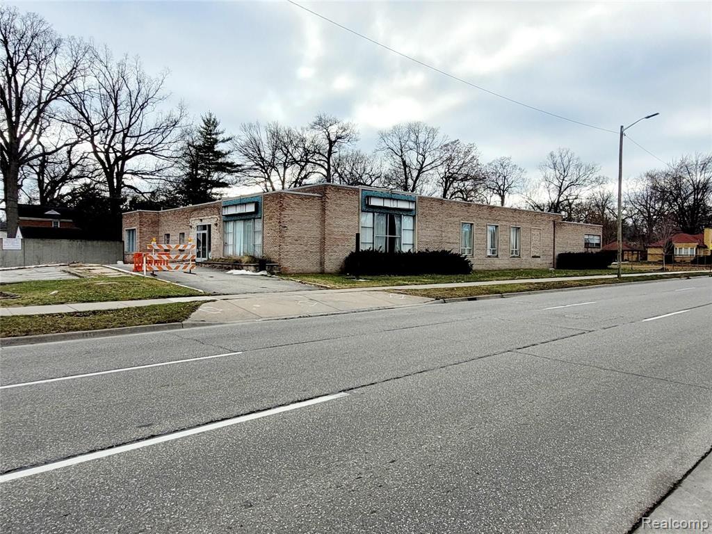2411 W 8 Mile Road — photo