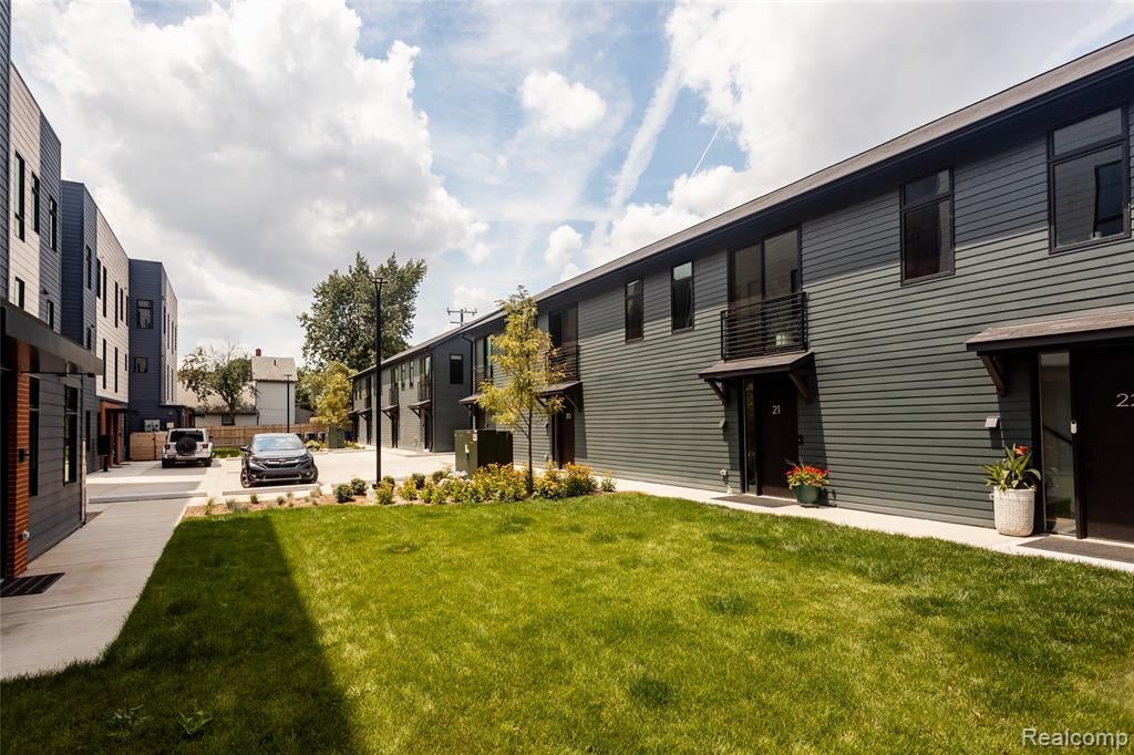 1652 Bagley Street 19 — photo