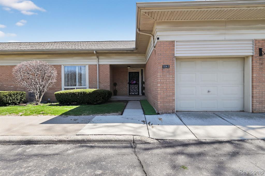 1042 Trevor Place — photo