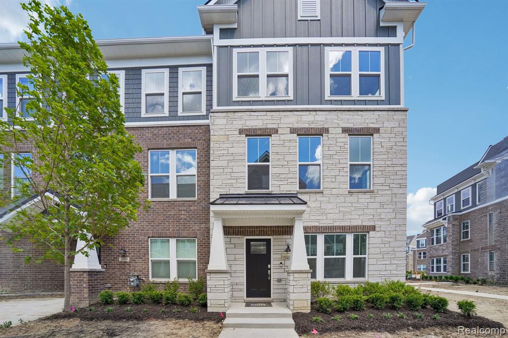 25424 Orwell Street — photo