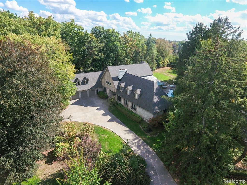 320 Cranbrook Court — photo