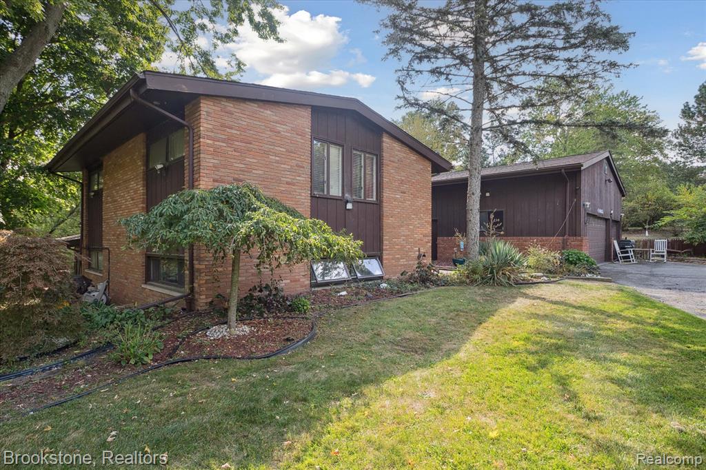 4665 W Maple Road — photo