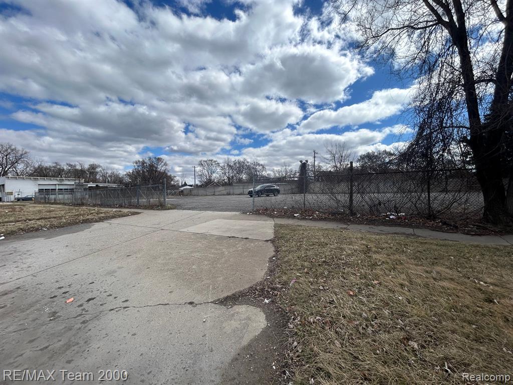 2400 S Schaefer Highway — photo