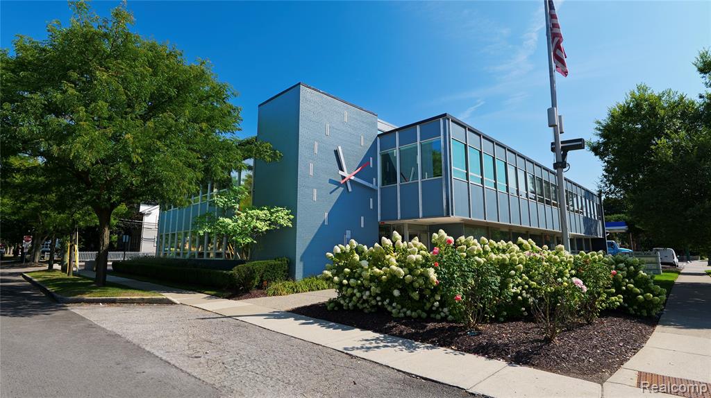 1025 E Maple Road — photo