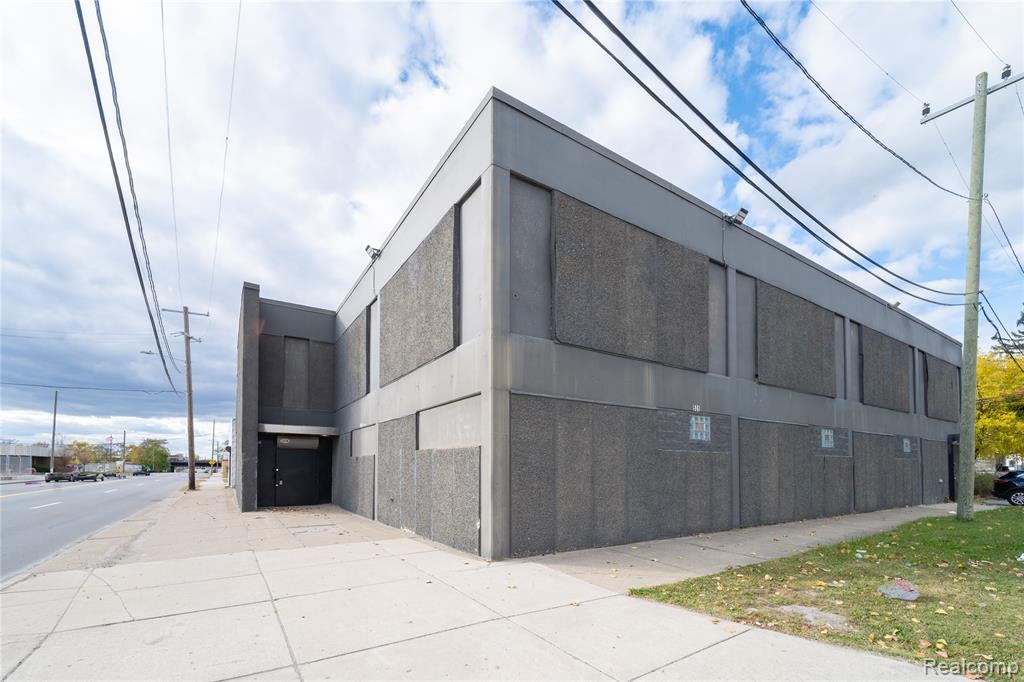 531 E 7 Mile Road — photo