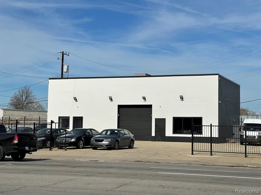 16504 Woodward Avenue — photo