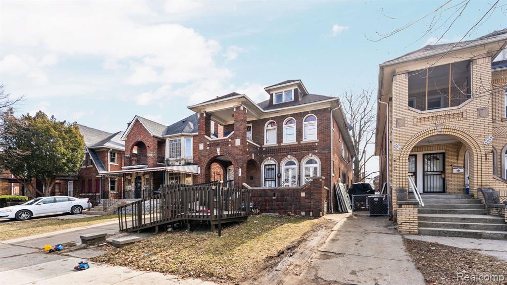 2951 Leslie Street — photo