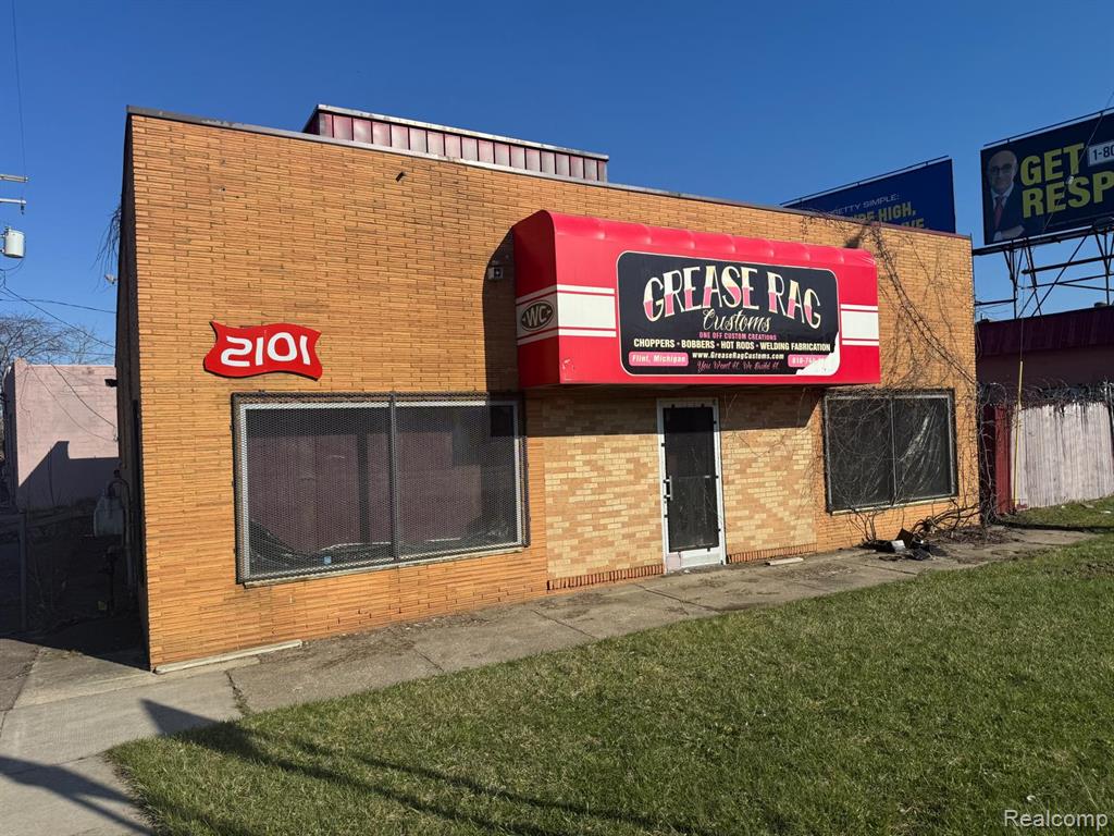 2117 S Saginaw Street — photo