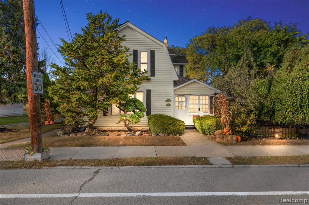 5815 Chicago Road — photo