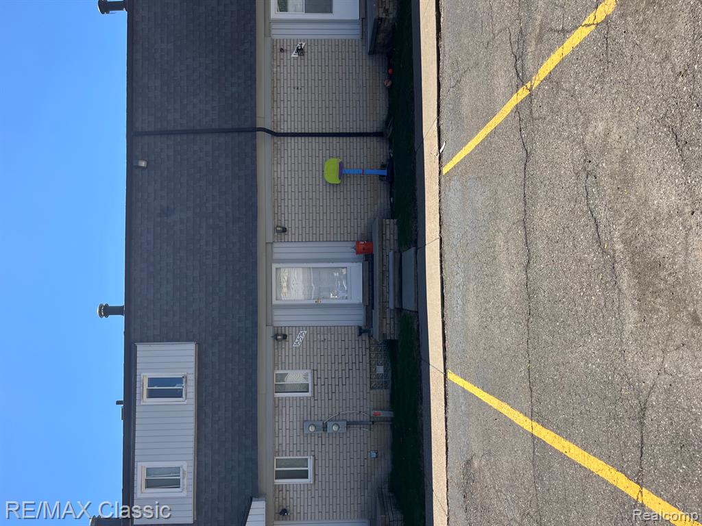 15575 Dupage Boulevard — photo