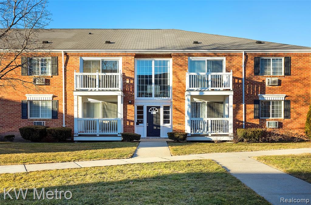2425 Torquay Avenue 204 — photo