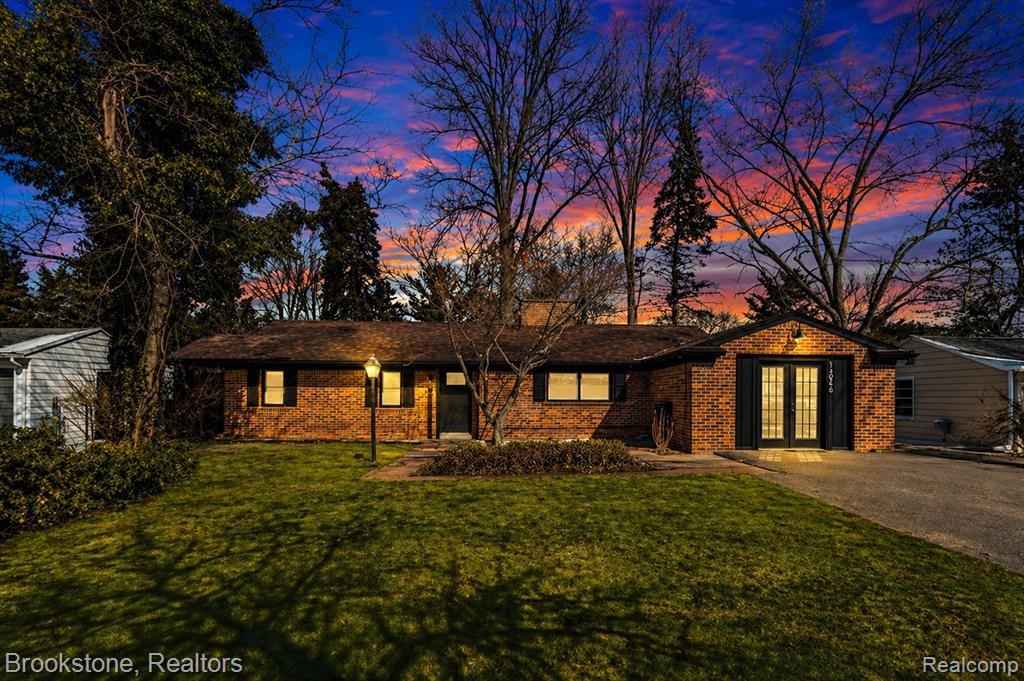 16046 W 13 Mile Road — photo
