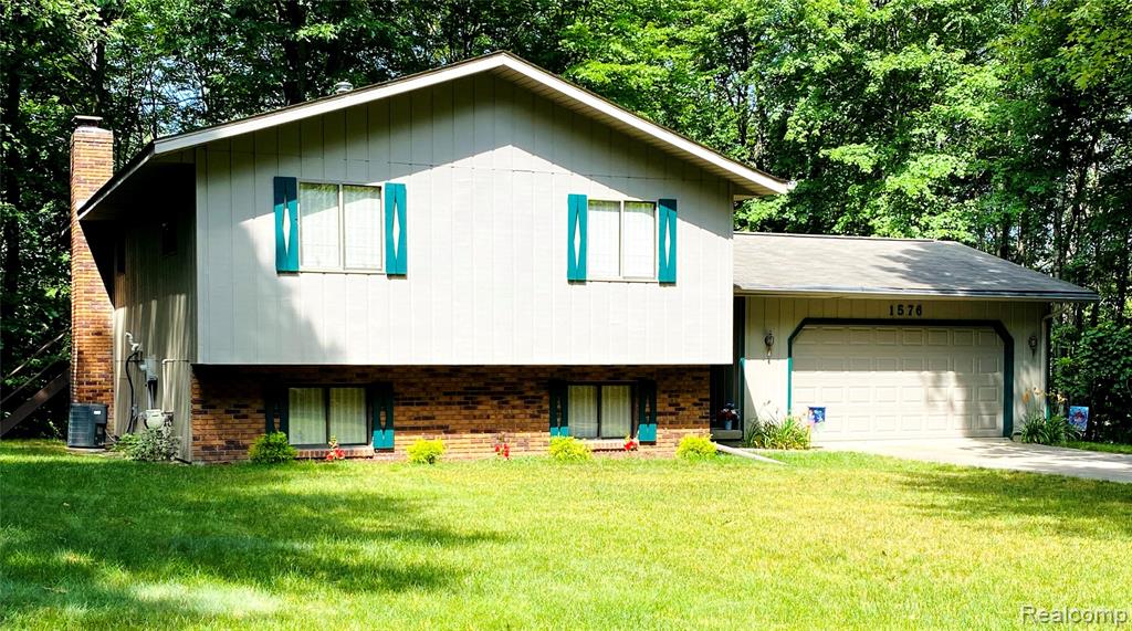 1576 Pine Knoll Lane — photo