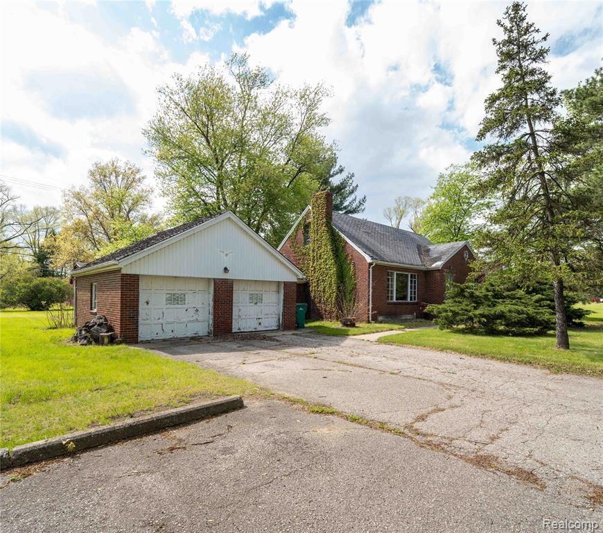 9282 Wayne Road — photo