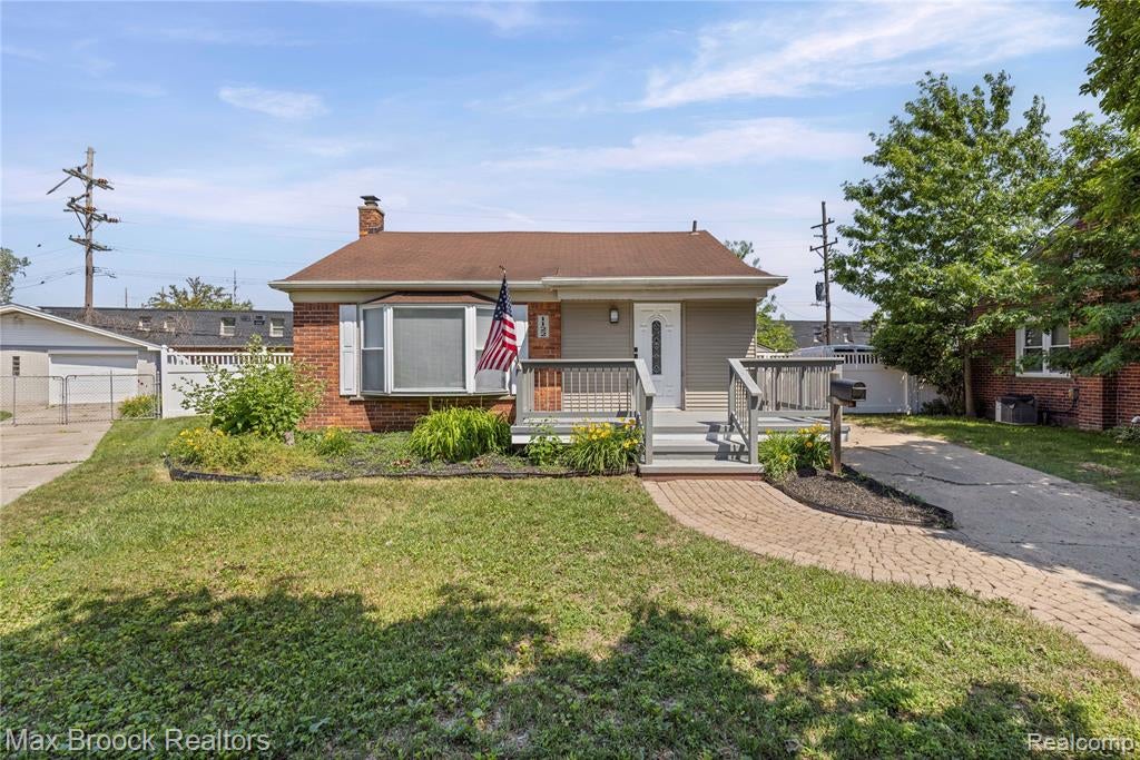 1122 Symes Court — photo