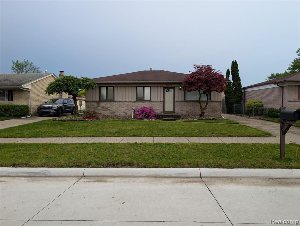 16318 Wellington Avenue — photo