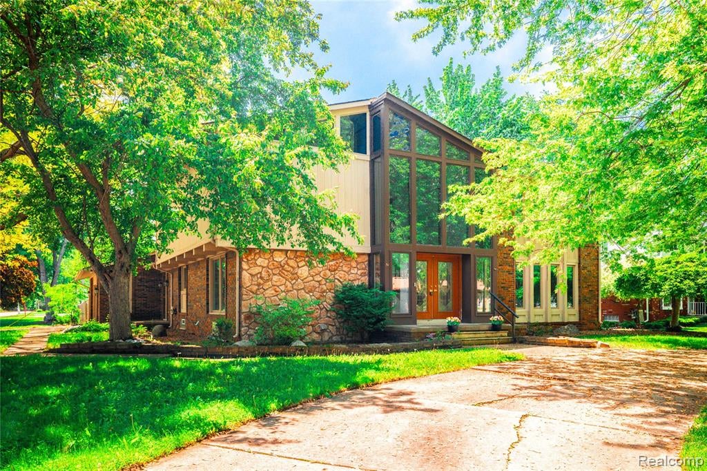 8027 Berkshire Drive — photo