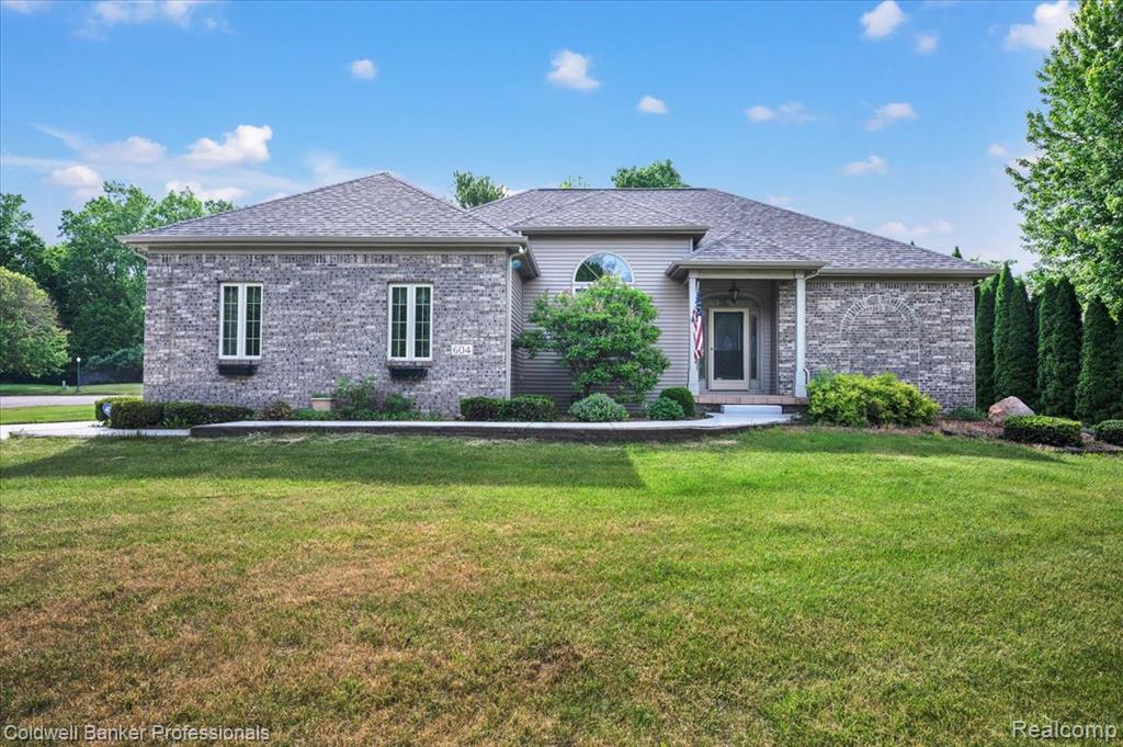 604 Carriage Way — photo