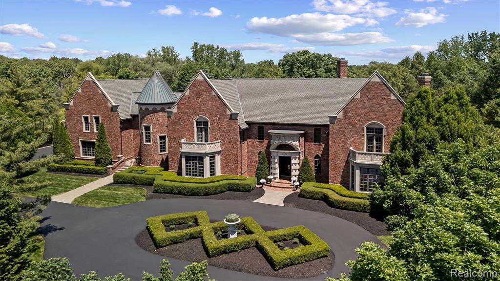 2370 Pond Vallee Drive — photo