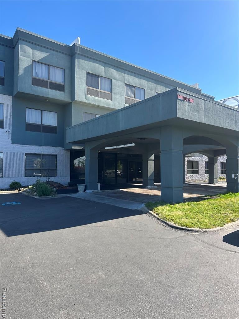 7076 Highland Road — photo