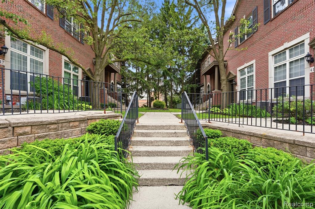37 W Village Lane — photo