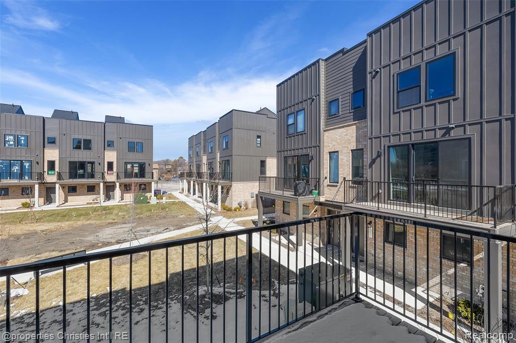 1041 Hampton Circle 43 — photo