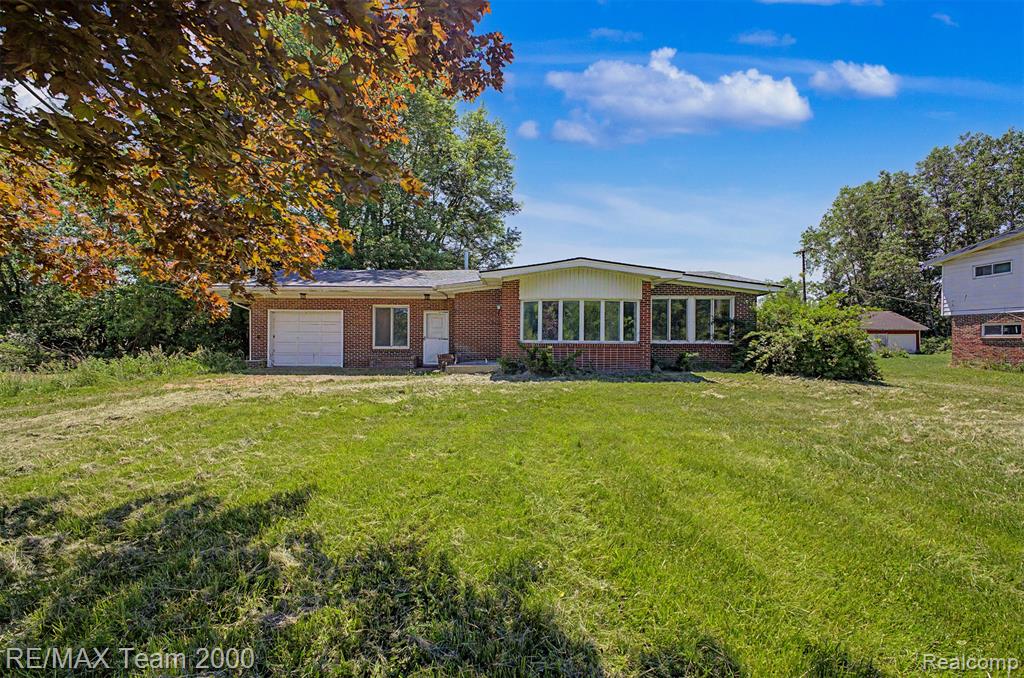 2145 Oakville Waltz Road — photo