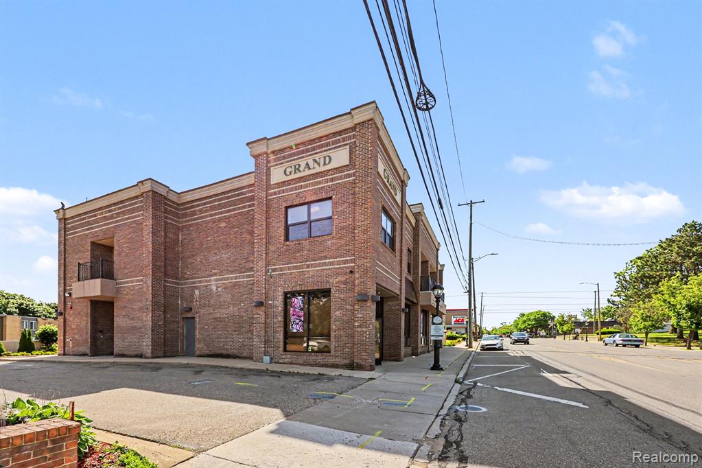 32821 Grand River Avenue B — photo