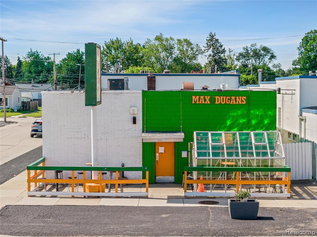 844 E 10 Mile Road — photo
