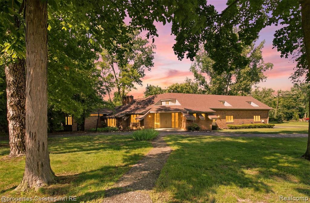 25310 Canterbury Road — photo