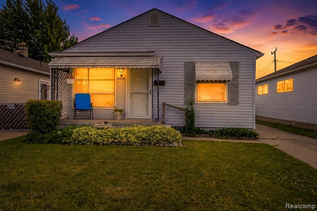 2539 Margaret Street — photo