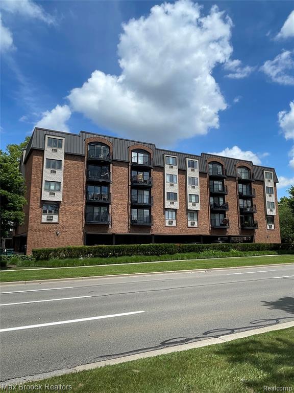 35300 Woodward Avenue 404 — photo