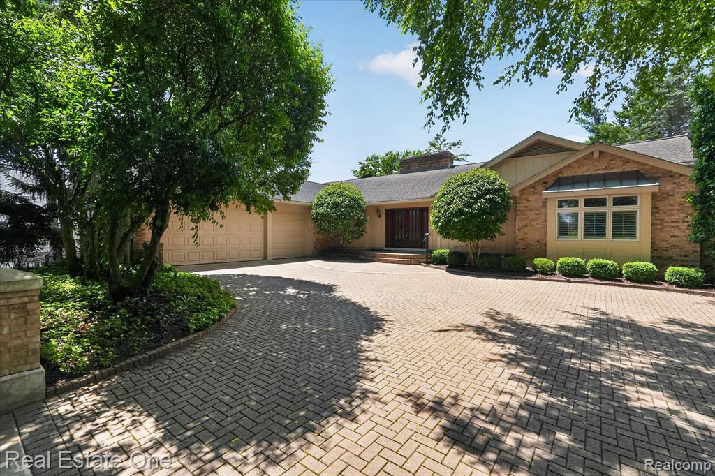 5161 Ledgewood Drive — photo