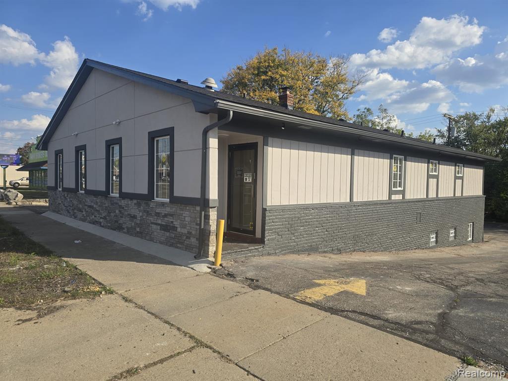 1095 W Huron Street — photo
