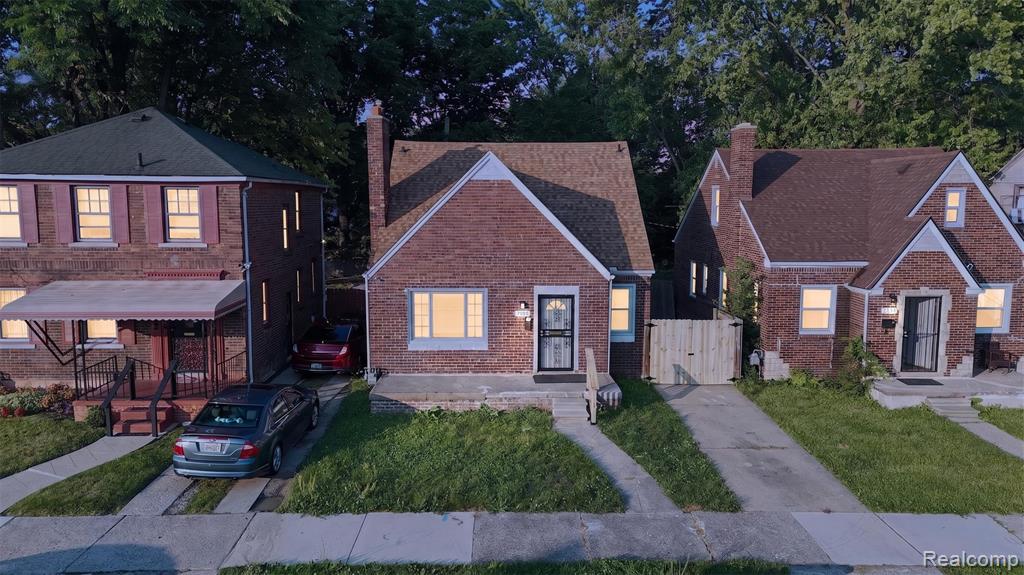 5566 Lakepointe Street — photo