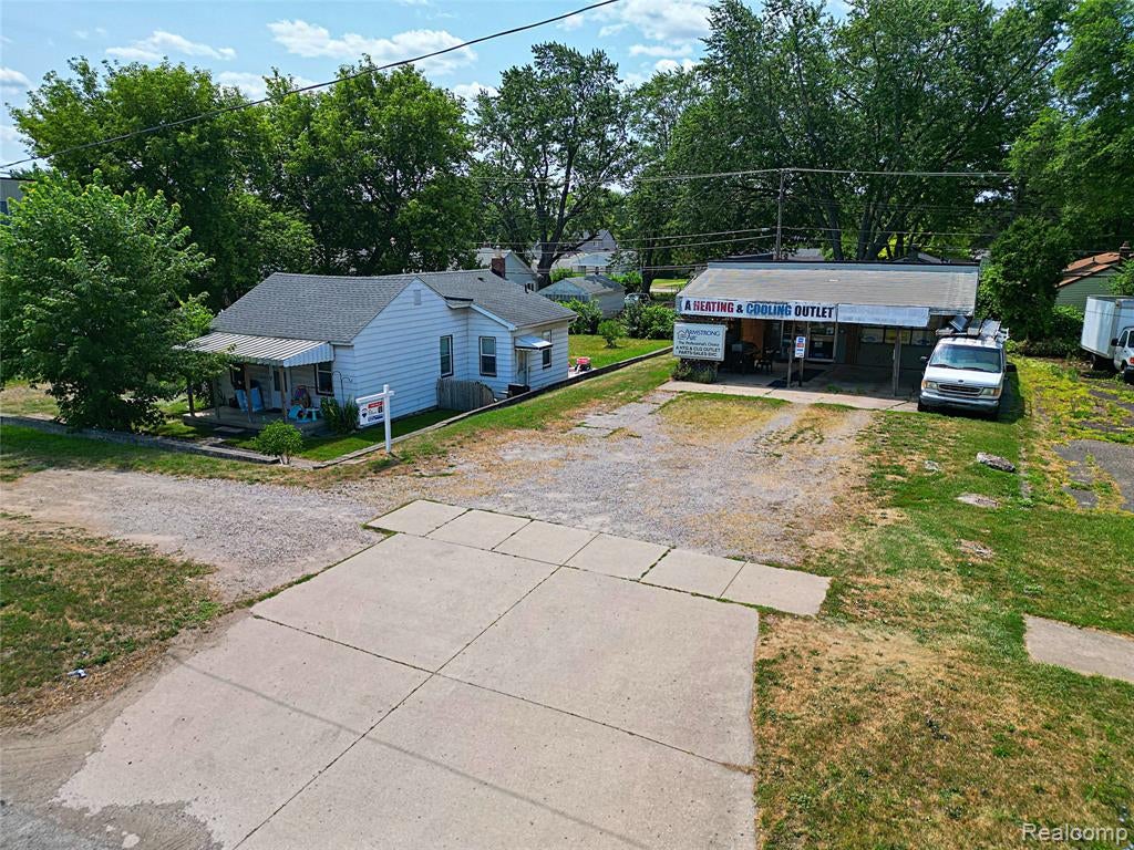 8411 N Middlebelt Road — photo