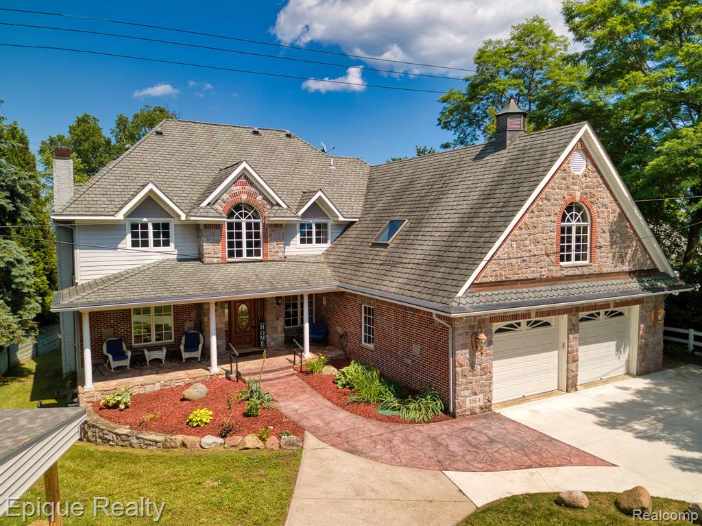 3864 Lakeshore Road — photo
