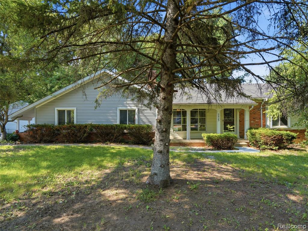 2435 E M 36 — photo