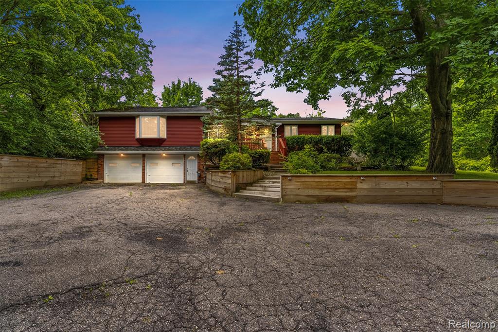 7313 River Road — photo