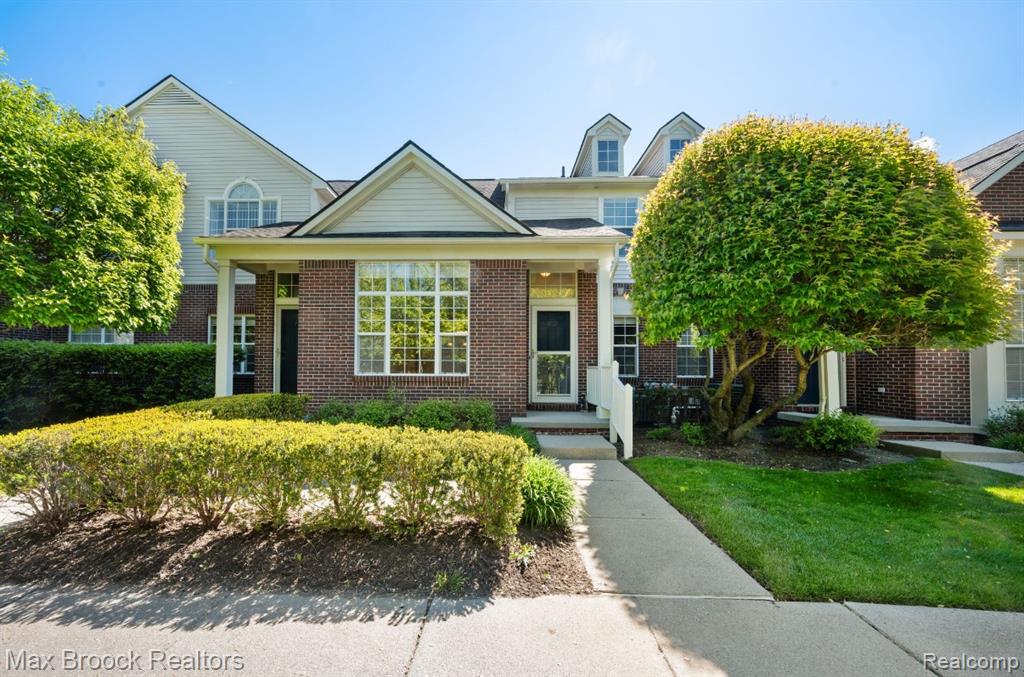1102 Abigail Court — photo